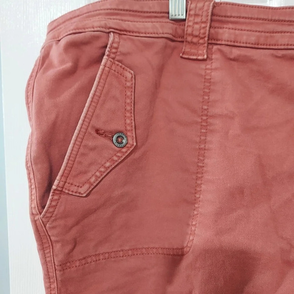 Torrid Marsala Red/Brown 3.5 Inch Military Stretch Twill Mid-Rise Short Size 24 - Picture 4 of 15